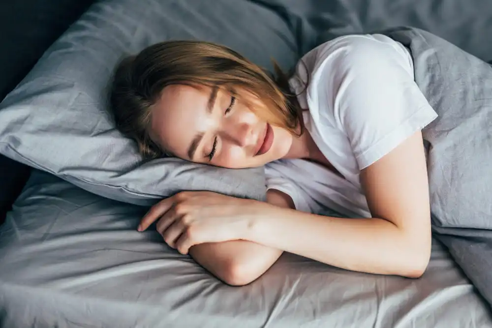 Vrouw geniet van een goede nachtrust